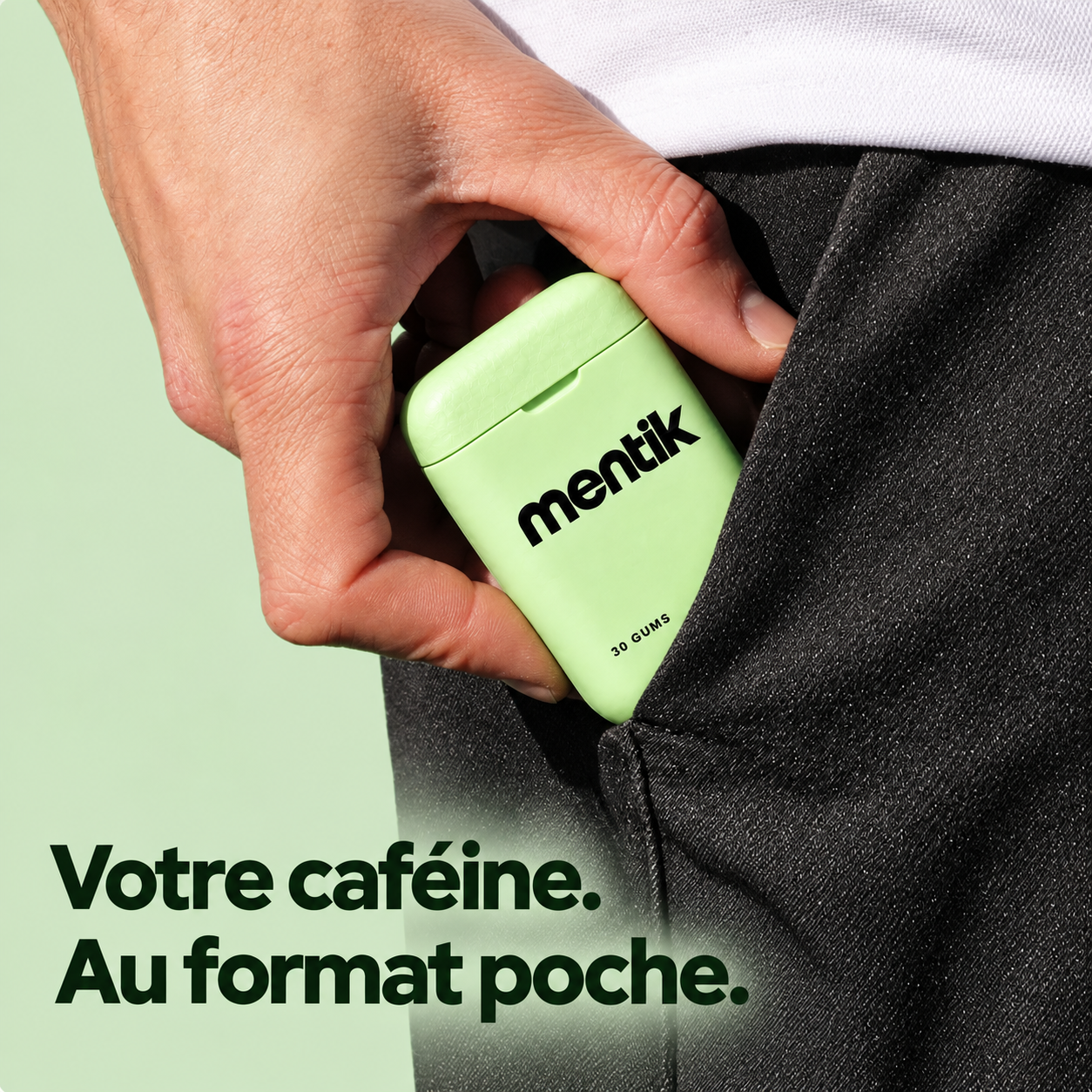 Votre caféine au format poche : une main glisse la boîte Mentik dans une poche de jean.